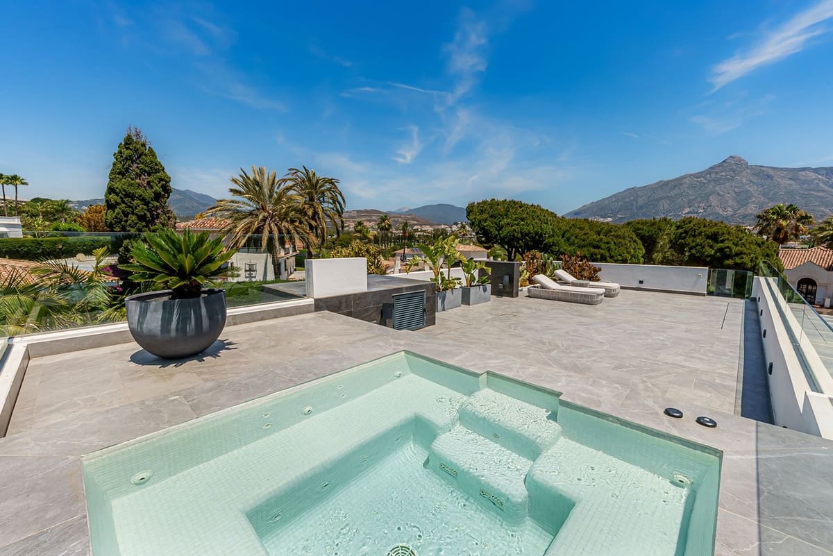 4 soveværelse Villa til salg i Nueva Andalucia med swimmingpool garage - € 3.900.000 (Ref: 9344003)