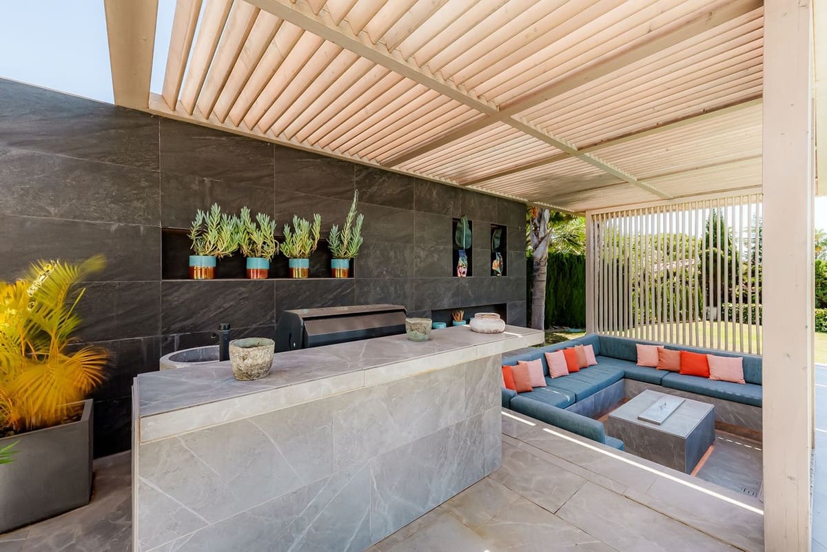 4 bedroom Villa for sale in Nueva Andalucia with pool garage - € 3,900,000 (Ref: 9344003)