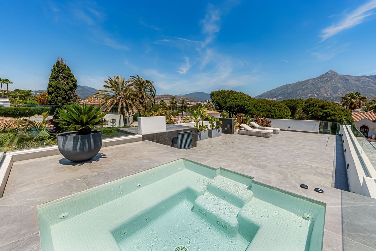 4 bedroom Villa for sale in Nueva Andalucia with pool garage - € 3,900,000 (Ref: 9344003)