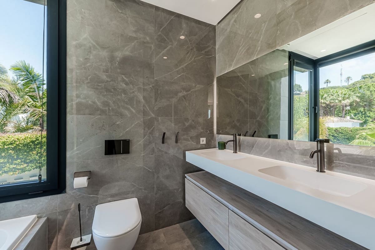 4 bedroom Villa for sale in Nueva Andalucia with pool garage - € 3,900,000 (Ref: 9344003)