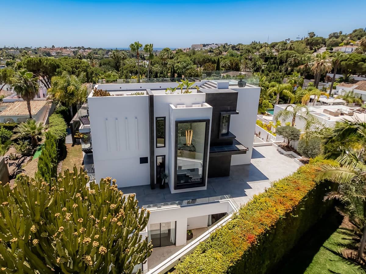 4 bedroom Villa for sale in Nueva Andalucia with pool garage - € 3,900,000 (Ref: 9344003)