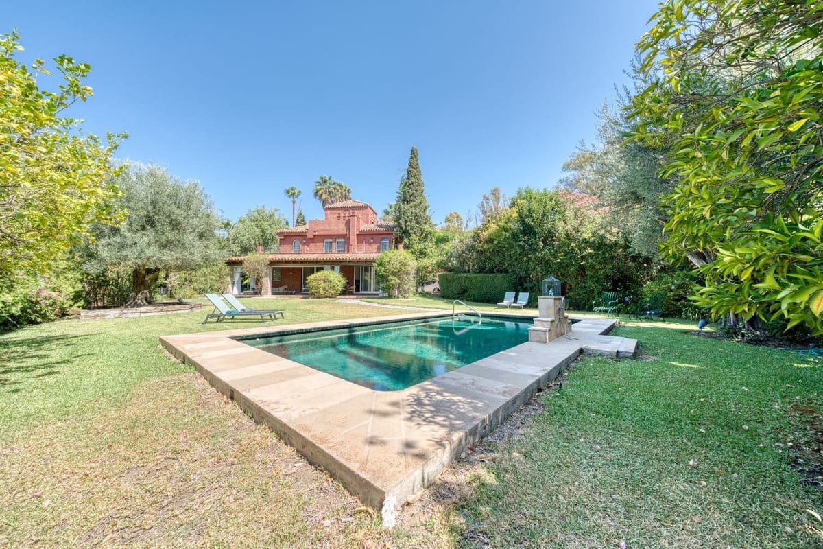 6 bedroom Villa for sale in Nueva Andalucia with pool garage - € 2,795,000 (Ref: 9345755)
