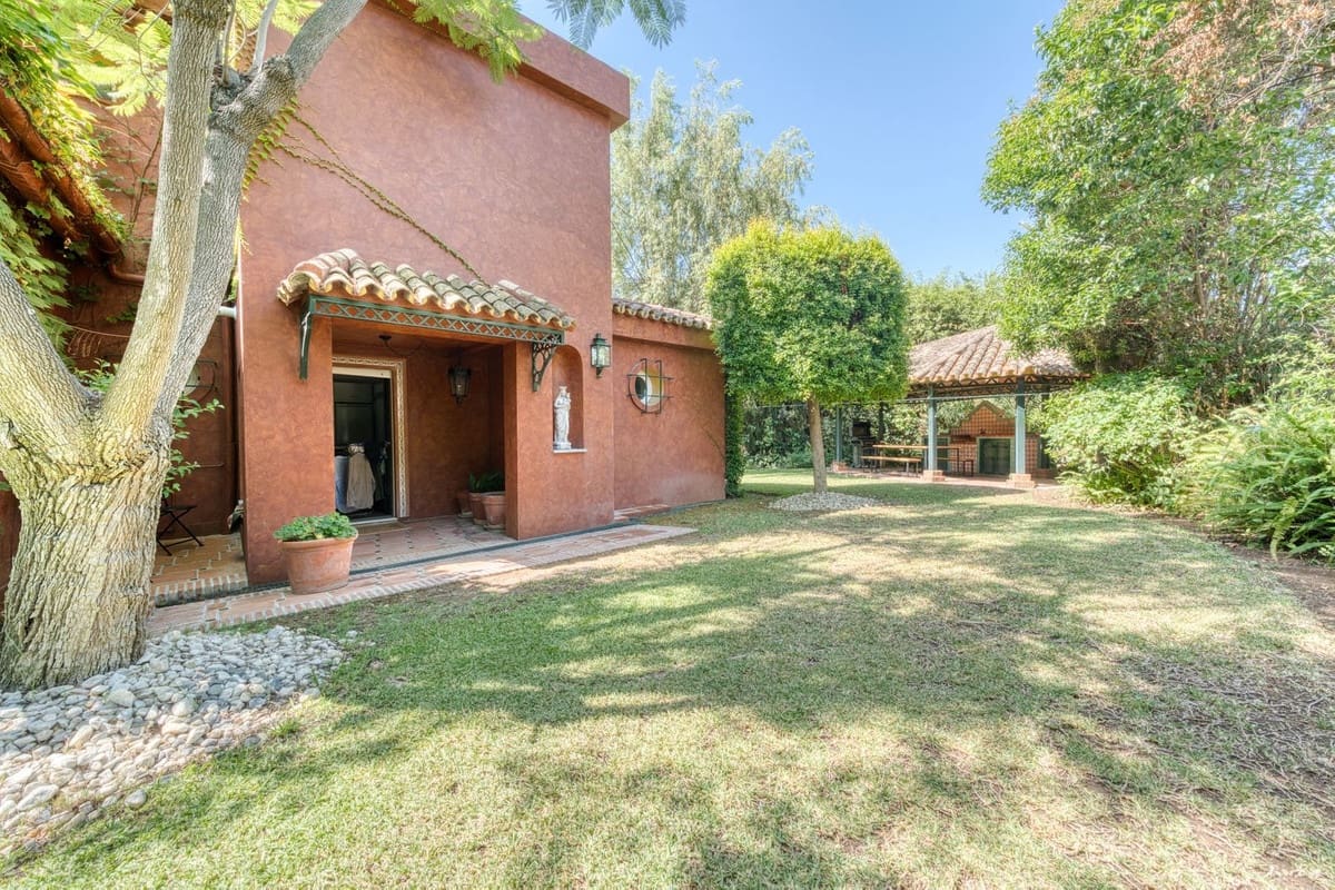 6 bedroom Villa for sale in Nueva Andalucia with pool garage - € 2,795,000 (Ref: 9345755)