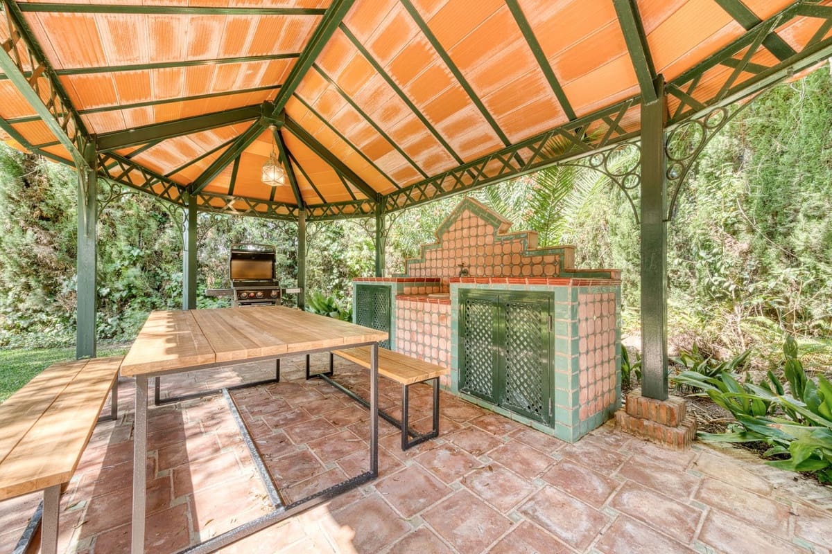6 bedroom Villa for sale in Nueva Andalucia with pool garage - € 2,795,000 (Ref: 9345755)