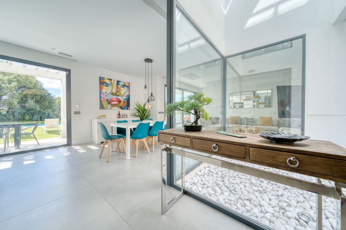 4 bedroom Villa for sale in Estepona with pool garage - € 1,390,000 (Ref: 9348622)