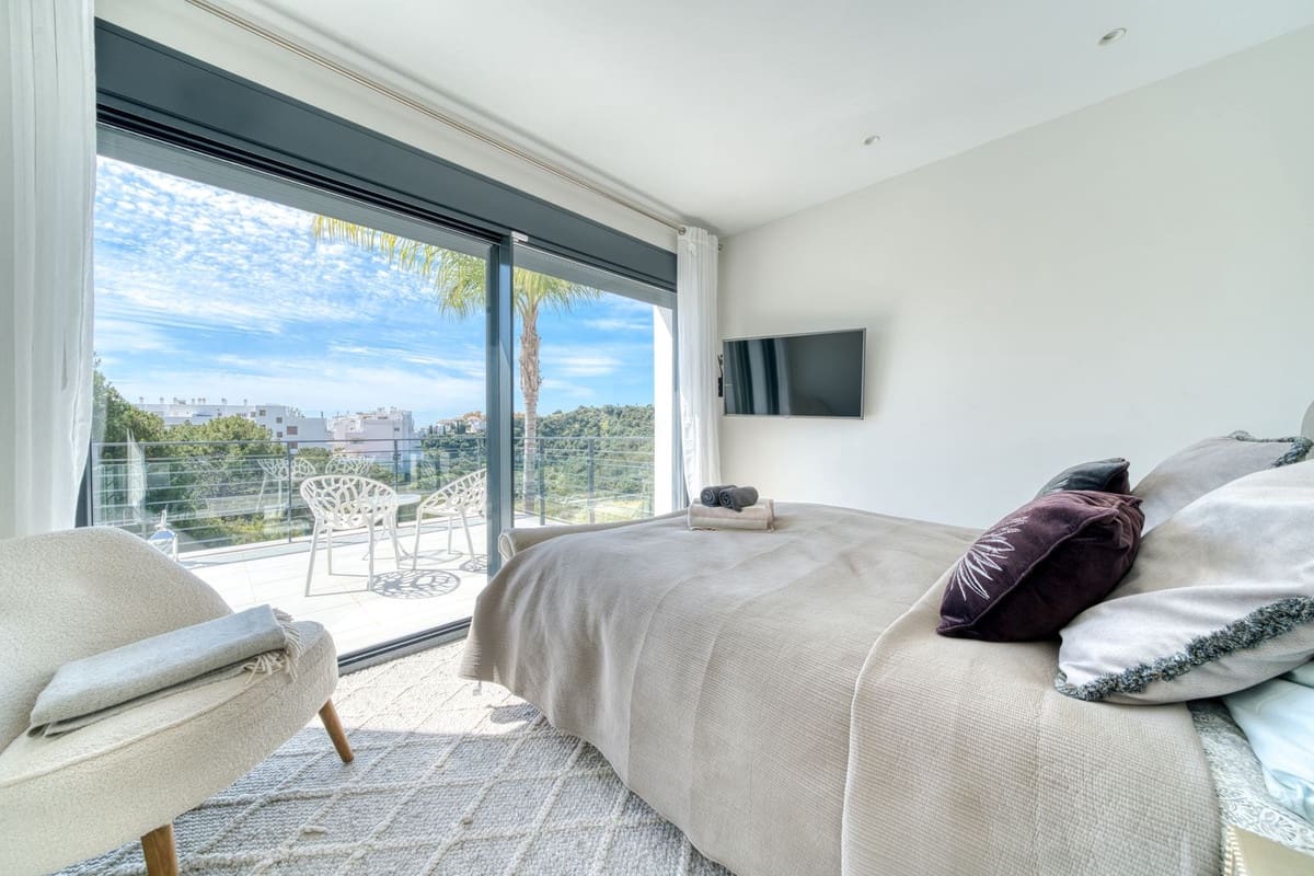 4 bedroom Villa for sale in Estepona with pool garage - € 1,390,000 (Ref: 9348622)