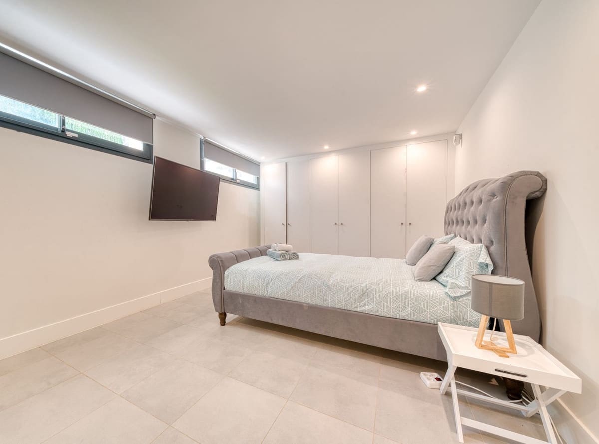 4 bedroom Villa for sale in Estepona with pool garage - € 1,390,000 (Ref: 9348622)