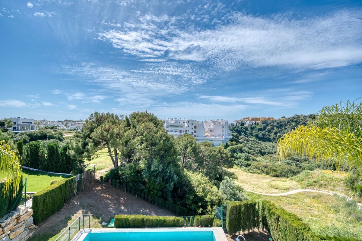 4 bedroom Villa for sale in Estepona with pool garage - € 1,390,000 (Ref: 9348622)