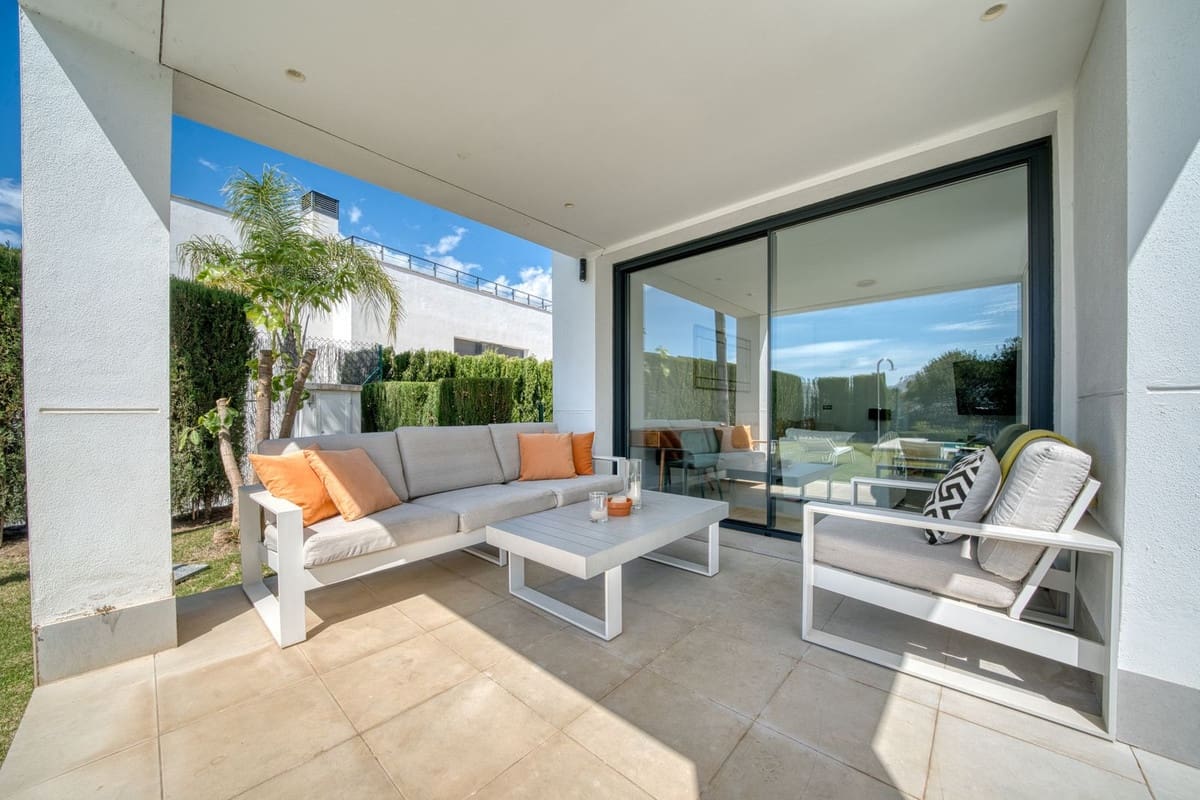 4 bedroom Villa for sale in Estepona with pool garage - € 1,390,000 (Ref: 9348622)