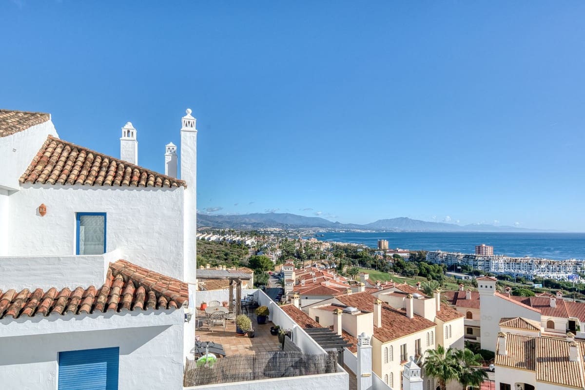 4 bedroom Apartment for sale in La Duquesa / Puerto de la Duquesa with pool garage - € 379,995 (Ref: 9352851)