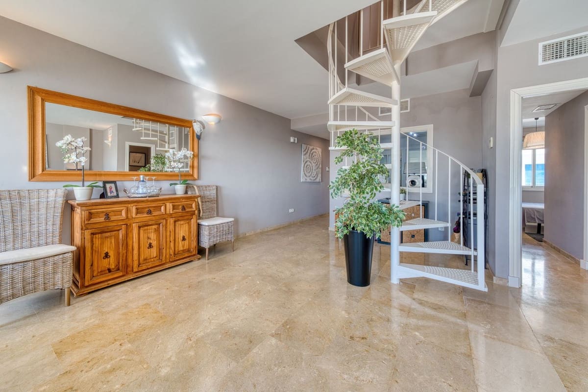 4 bedroom Apartment for sale in La Duquesa / Puerto de la Duquesa with pool garage - € 379,995 (Ref: 9352851)