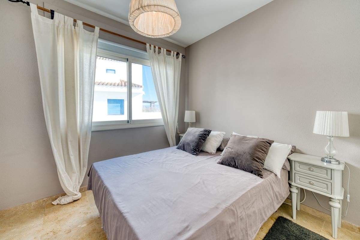 4 bedroom Apartment for sale in La Duquesa / Puerto de la Duquesa with pool garage - € 379,995 (Ref: 9352851)