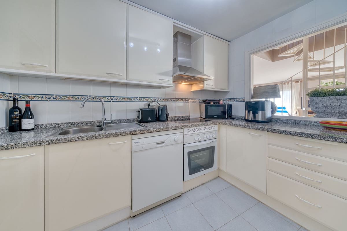 4 bedroom Apartment for sale in La Duquesa / Puerto de la Duquesa with pool garage - € 379,995 (Ref: 9352851)