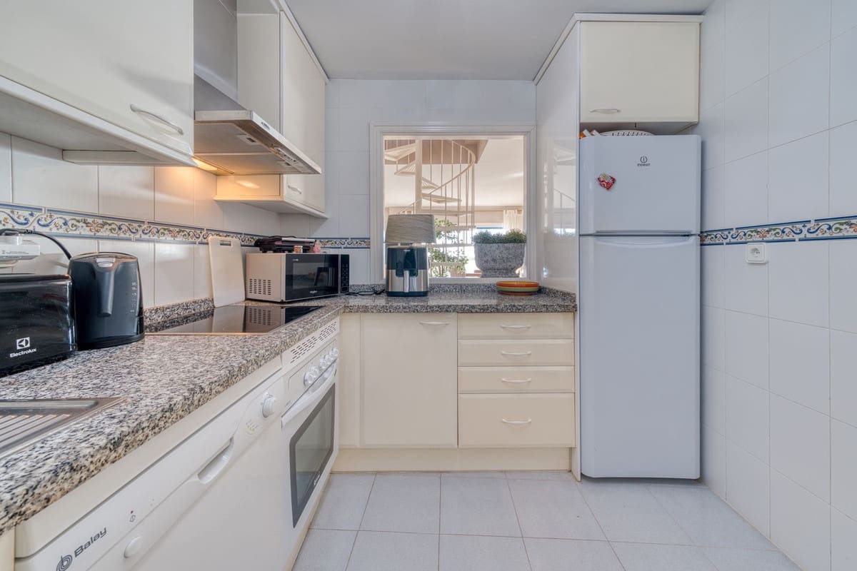 4 bedroom Apartment for sale in La Duquesa / Puerto de la Duquesa with pool garage - € 379,995 (Ref: 9352851)