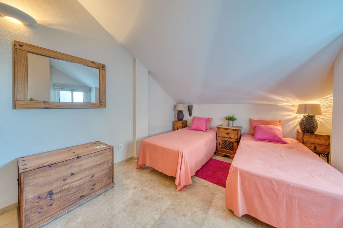 4 bedroom Apartment for sale in La Duquesa / Puerto de la Duquesa with pool garage - € 379,995 (Ref: 9352851)