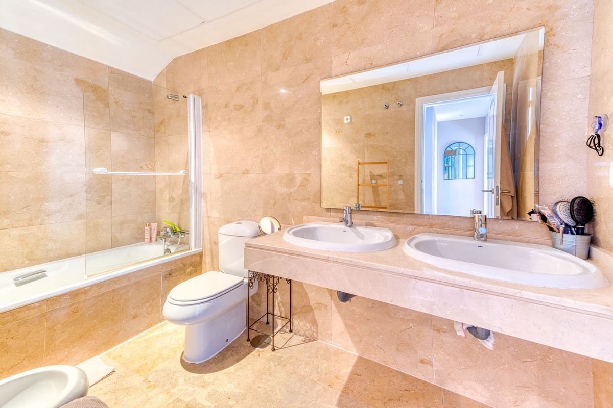 4 bedroom Apartment for sale in La Duquesa / Puerto de la Duquesa with pool garage - € 379,995 (Ref: 9352851)