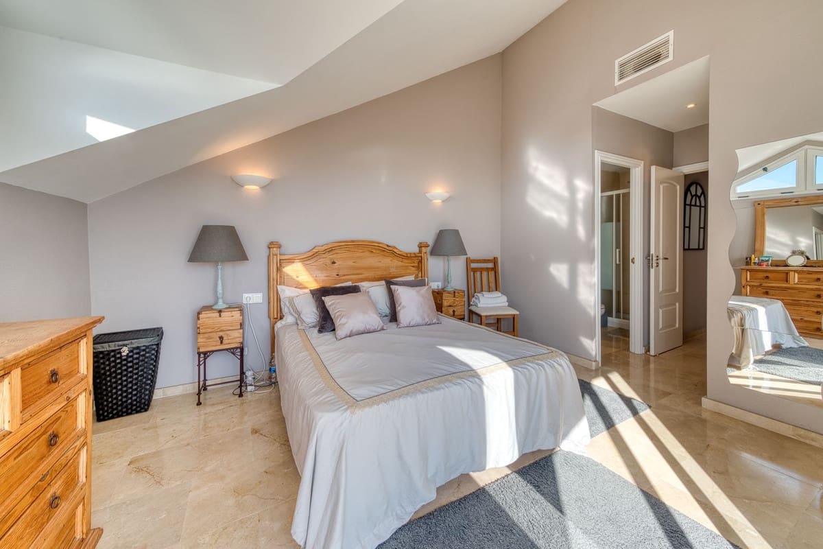 4 bedroom Apartment for sale in La Duquesa / Puerto de la Duquesa with pool garage - € 379,995 (Ref: 9352851)