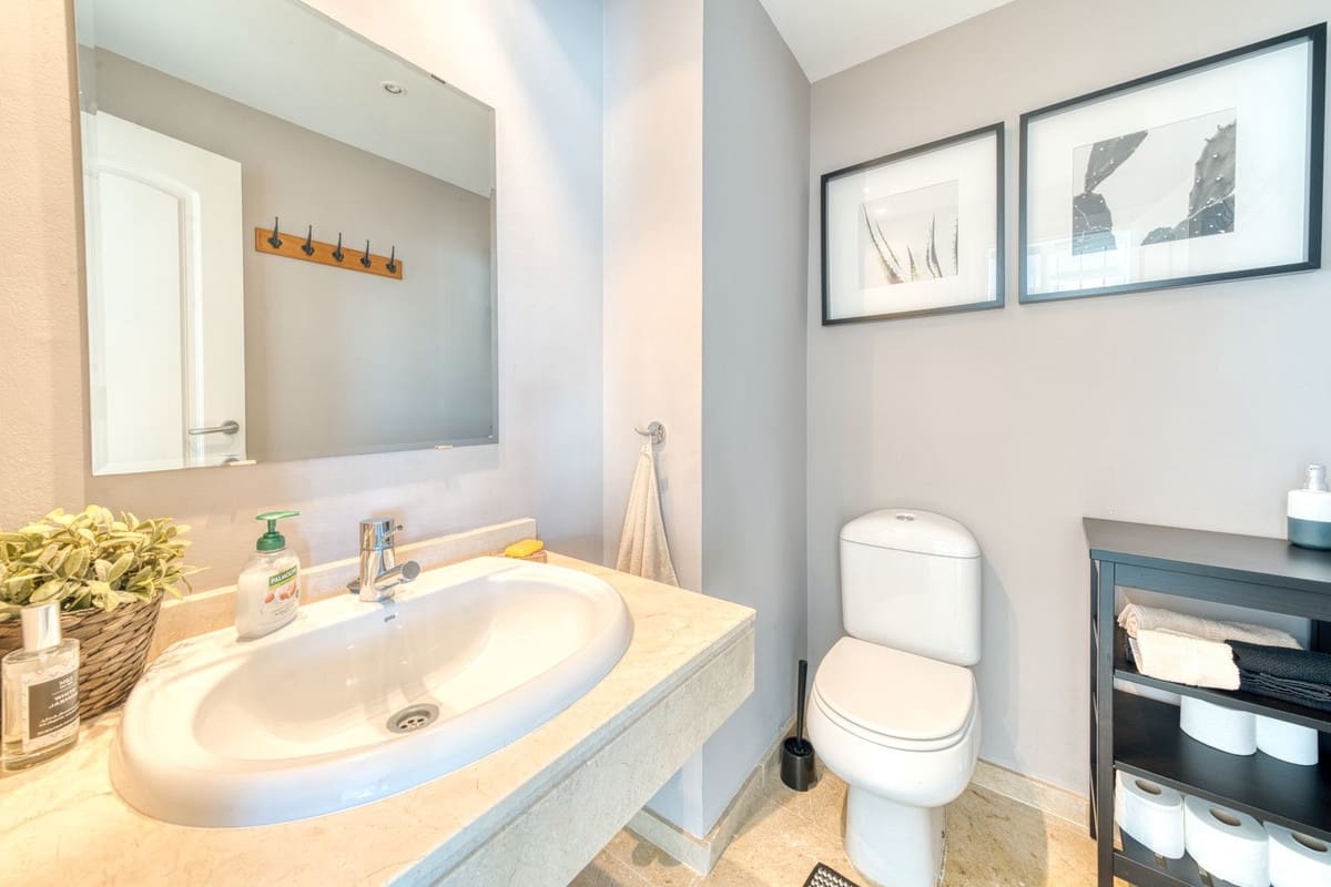 4 bedroom Apartment for sale in La Duquesa / Puerto de la Duquesa with pool garage - € 379,995 (Ref: 9352851)