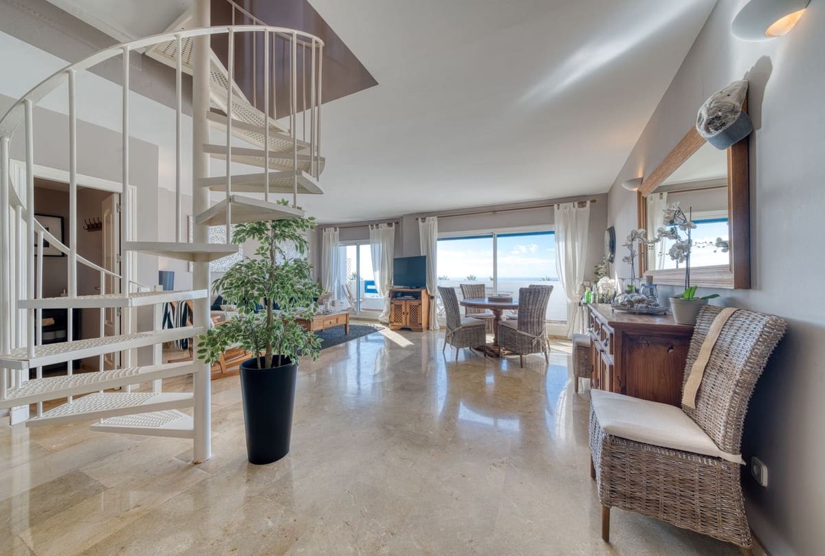 4 bedroom Apartment for sale in La Duquesa / Puerto de la Duquesa with pool garage - € 379,995 (Ref: 9352851)