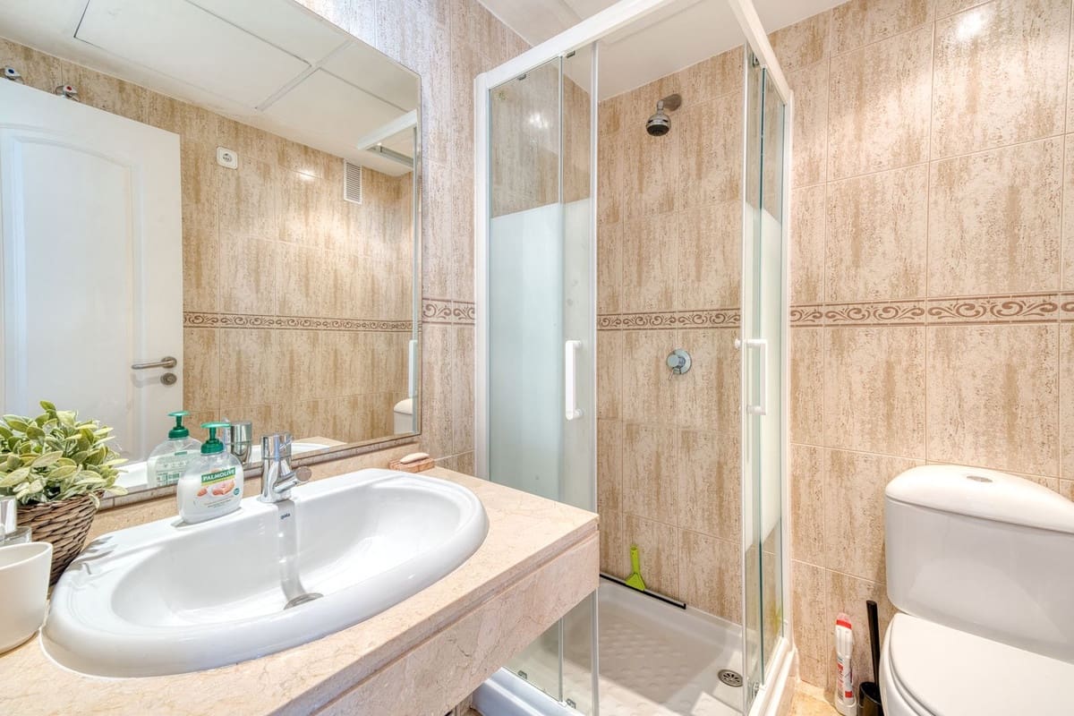 4 bedroom Apartment for sale in La Duquesa / Puerto de la Duquesa with pool garage - € 379,995 (Ref: 9352851)