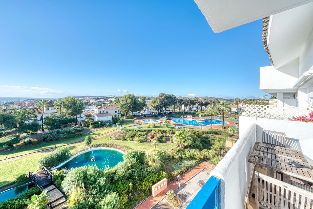 4 bedroom Apartment for sale in La Duquesa / Puerto de la Duquesa with pool garage - € 379,995 (Ref: 9352851)