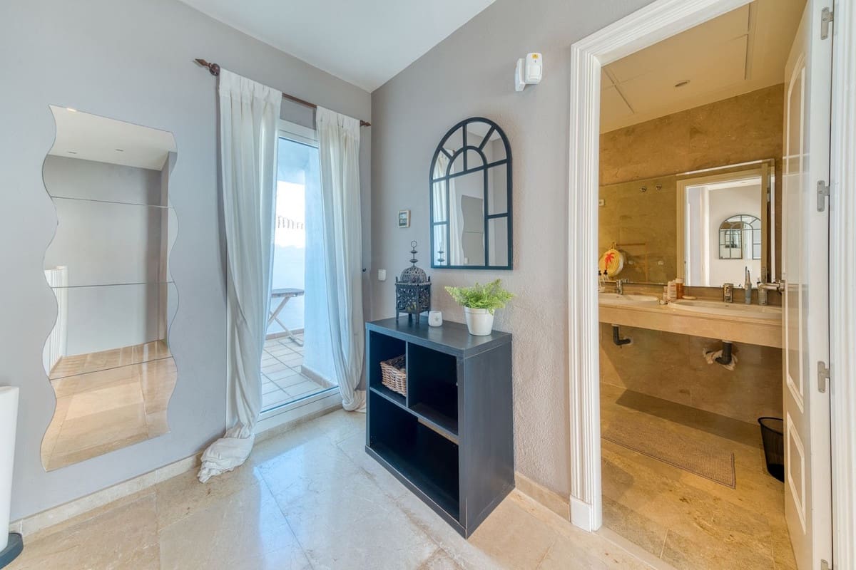 4 bedroom Apartment for sale in La Duquesa / Puerto de la Duquesa with pool garage - € 379,995 (Ref: 9352851)