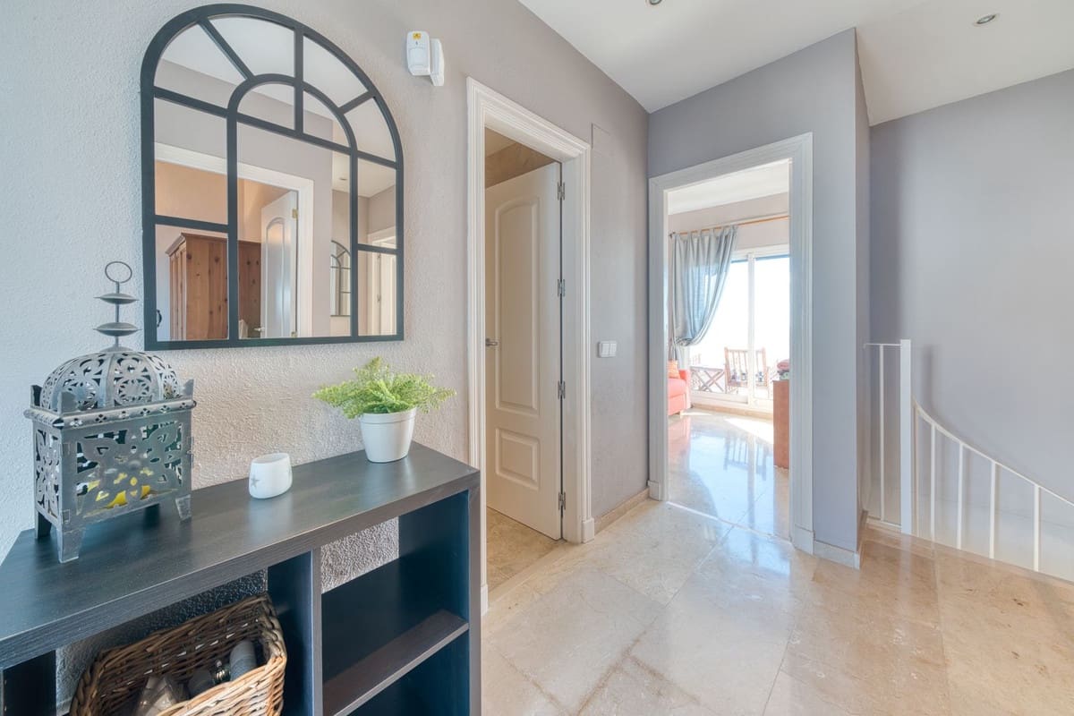 4 bedroom Apartment for sale in La Duquesa / Puerto de la Duquesa with pool garage - € 379,995 (Ref: 9352851)