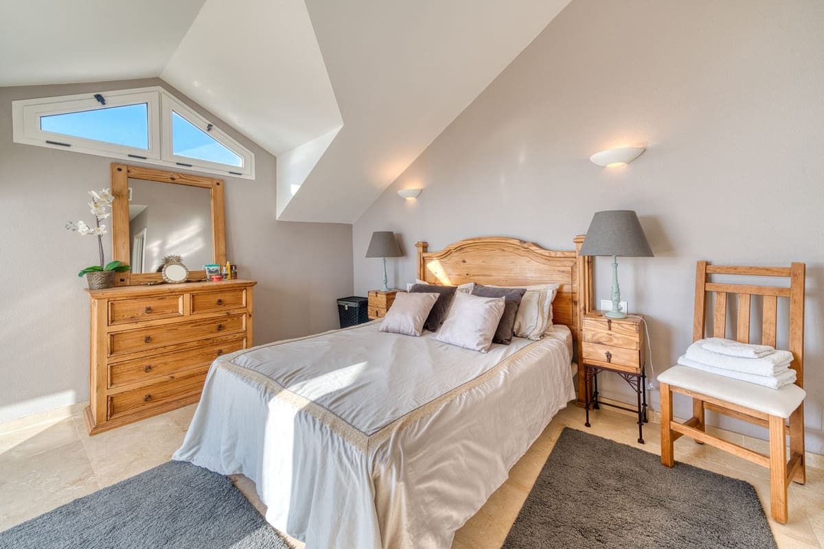 4 bedroom Apartment for sale in La Duquesa / Puerto de la Duquesa with pool garage - € 379,995 (Ref: 9352851)