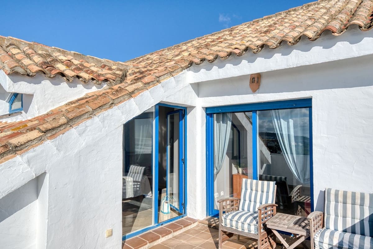 4 bedroom Apartment for sale in La Duquesa / Puerto de la Duquesa with pool garage - € 379,995 (Ref: 9352851)