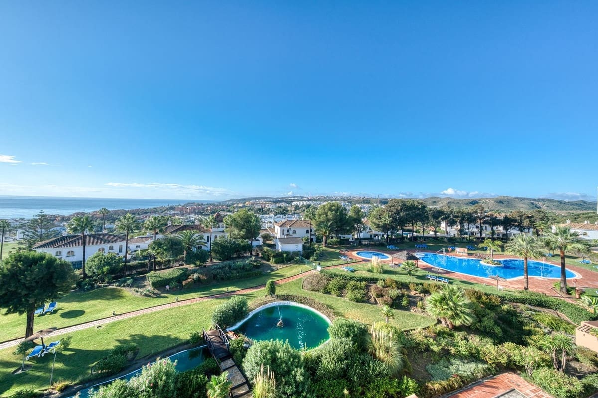 4 bedroom Apartment for sale in La Duquesa / Puerto de la Duquesa with pool garage - € 379,995 (Ref: 9352851)