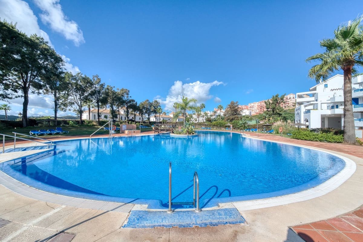 4 bedroom Apartment for sale in La Duquesa / Puerto de la Duquesa with pool garage - € 379,995 (Ref: 9352851)