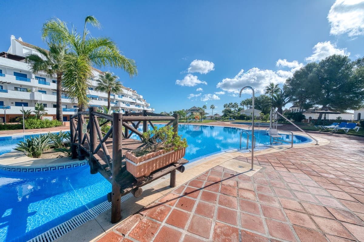 4 bedroom Apartment for sale in La Duquesa / Puerto de la Duquesa with pool garage - € 379,995 (Ref: 9352851)