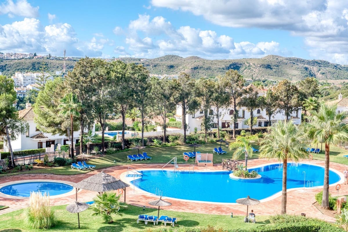 4 bedroom Apartment for sale in La Duquesa / Puerto de la Duquesa with pool garage - € 379,995 (Ref: 9352851)