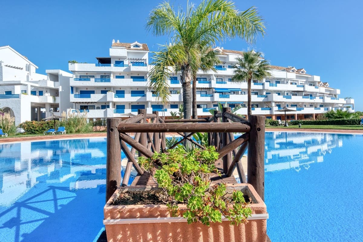 4 bedroom Apartment for sale in La Duquesa / Puerto de la Duquesa with pool garage - € 379,995 (Ref: 9352851)