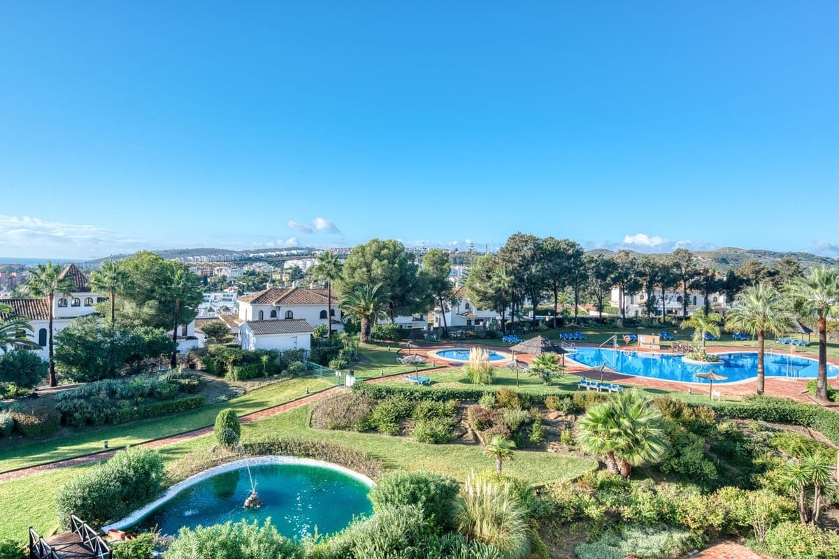 4 bedroom Apartment for sale in La Duquesa / Puerto de la Duquesa with pool garage - € 379,995 (Ref: 9352851)