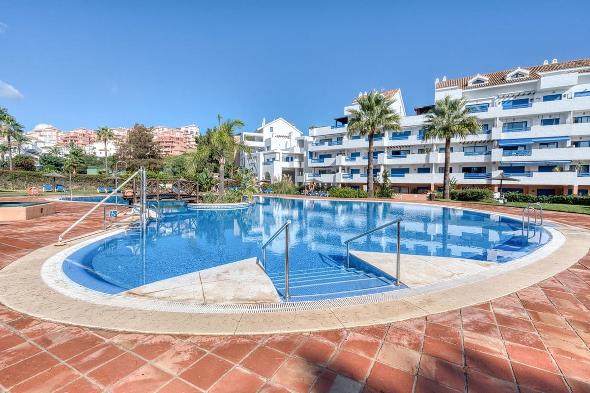 4 bedroom Apartment for sale in La Duquesa / Puerto de la Duquesa with pool garage - € 379,995 (Ref: 9352851)
