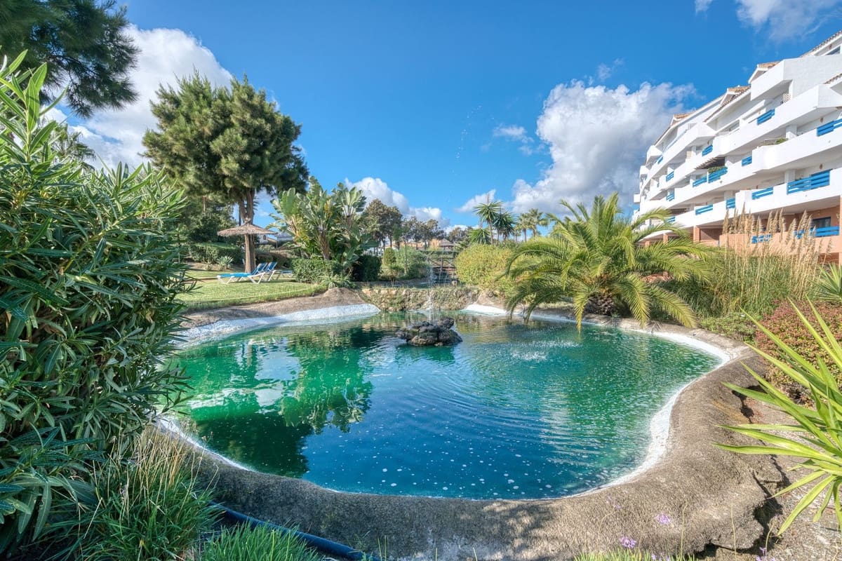 4 bedroom Apartment for sale in La Duquesa / Puerto de la Duquesa with pool garage - € 379,995 (Ref: 9352851)