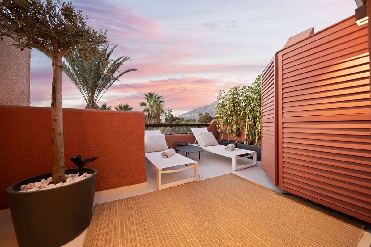 3 sypialnia Dom na sprzedaż w Aloha Golf z basenem garażem - 1 495 000 € (Ref: 9360958)