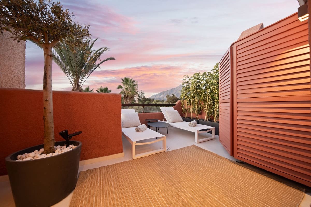 Casa de 3 habitaciones en Aloha Golf en venta con piscina garaje - 1.495.000 € (Ref: 9360958)