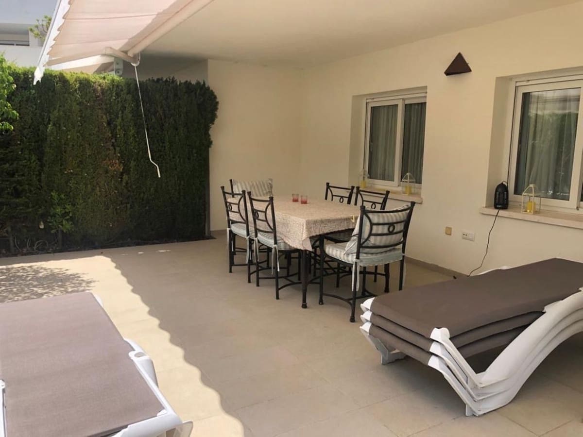 2 soverom Leilighet til leie i Nueva Andalucia med svømmebasseng garasje - € 1 800 (Ref: 9363060)