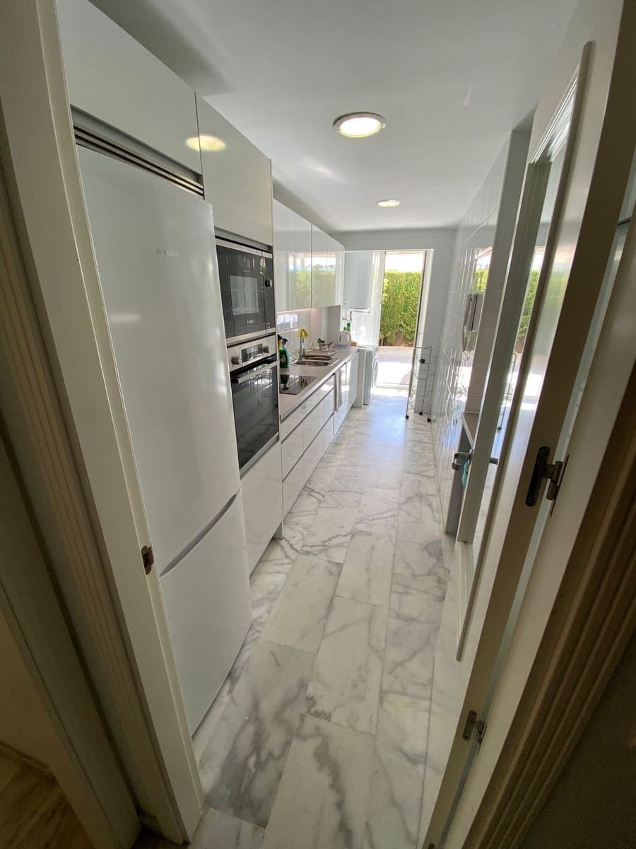 2 soverom Leilighet til leie i Nueva Andalucia med svømmebasseng garasje - € 1 800 (Ref: 9363060)