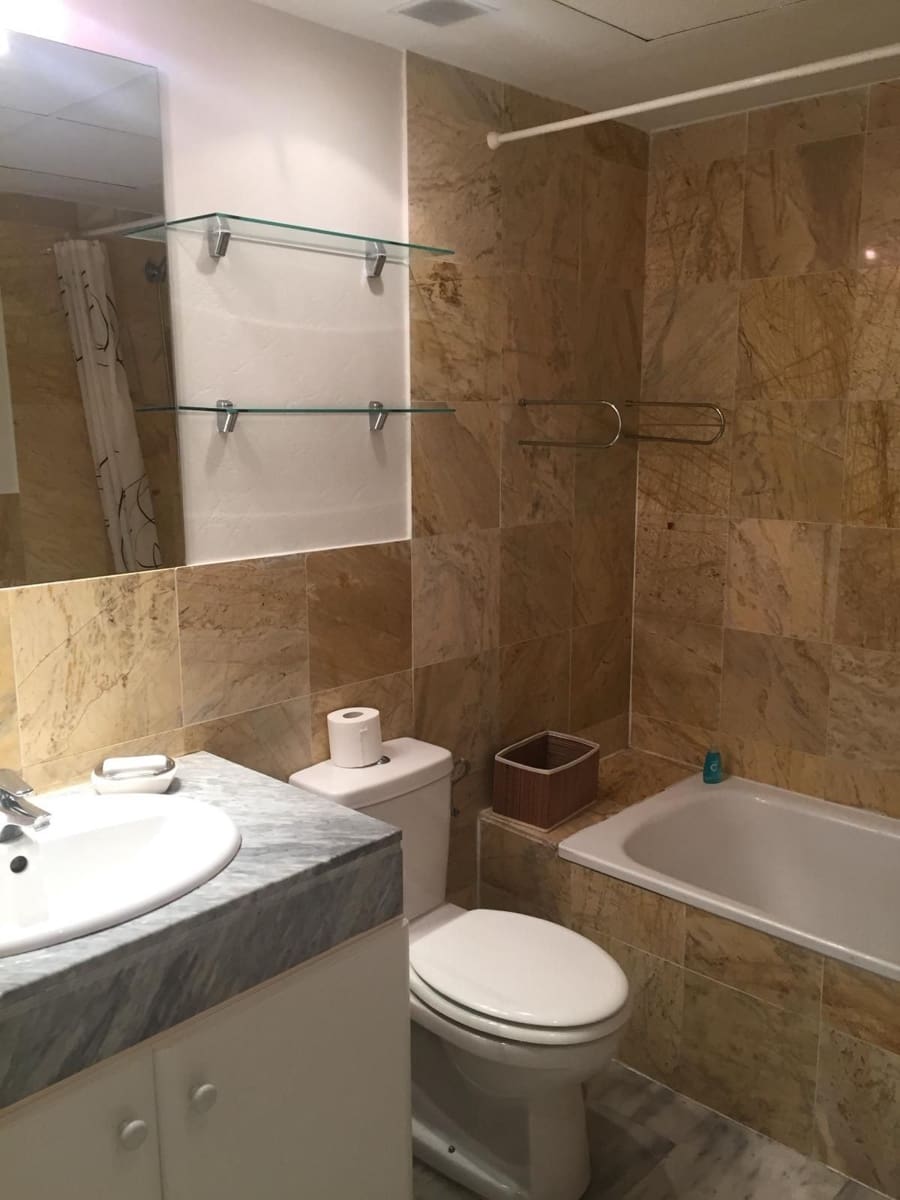 2 soverom Leilighet til leie i Nueva Andalucia med svømmebasseng garasje - € 1 800 (Ref: 9363060)