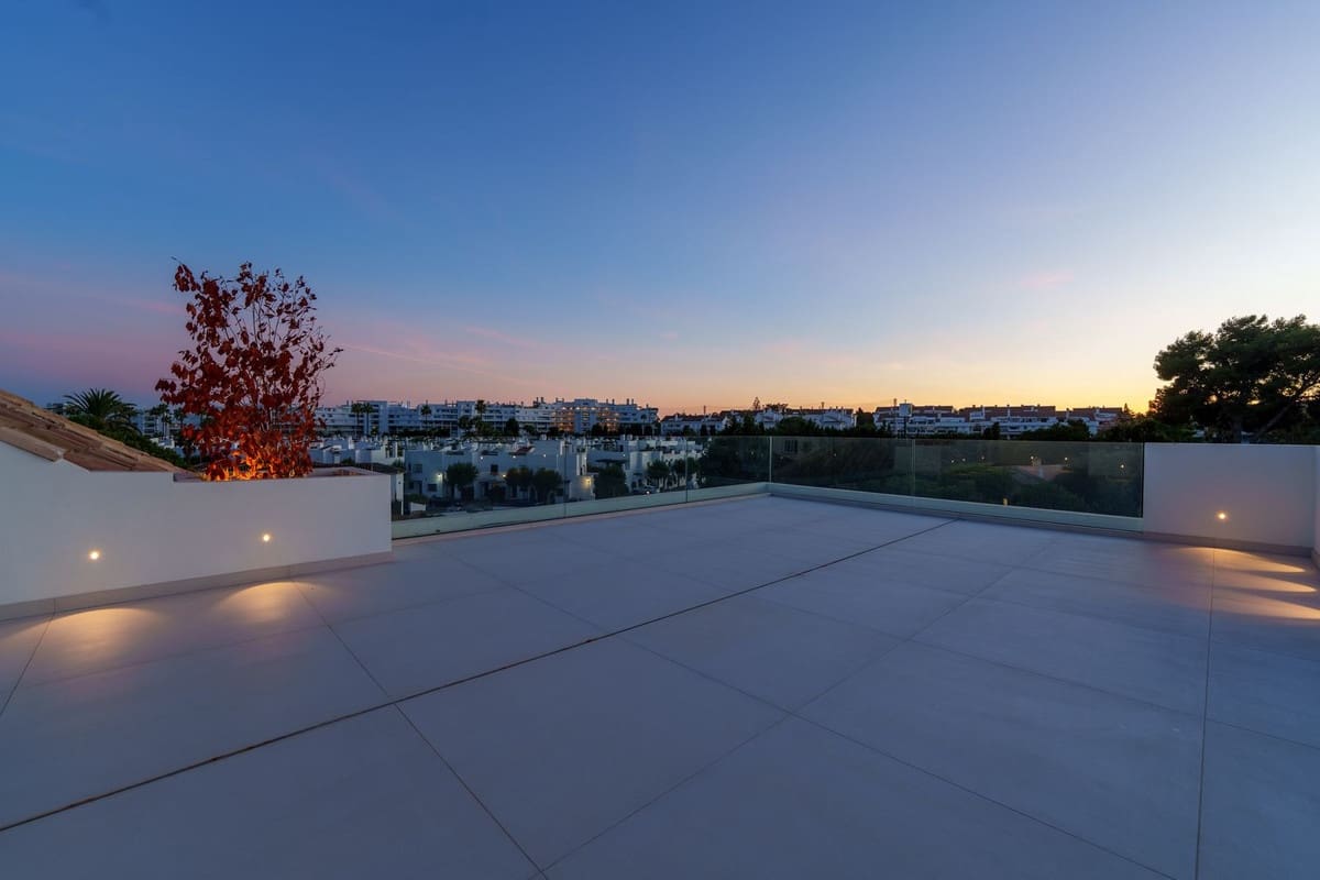 5 makuuhuone Huvila myytävänä paikassa San Pedro de Alcantara mukana uima-altaan 
autotalli - 4 580 000 € (Ref: 9363263)