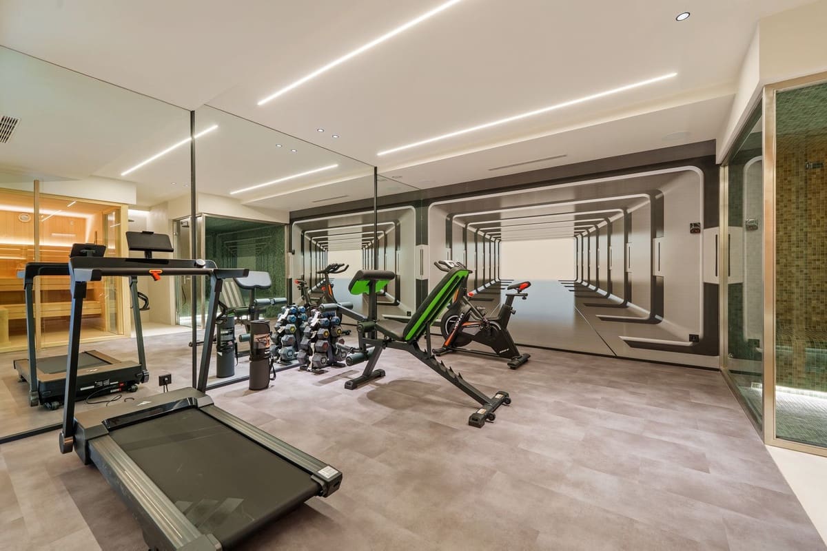 5 bedroom Villa for sale in San Pedro de Alcantara with pool garage - € 4,580,000 (Ref: 9363263)