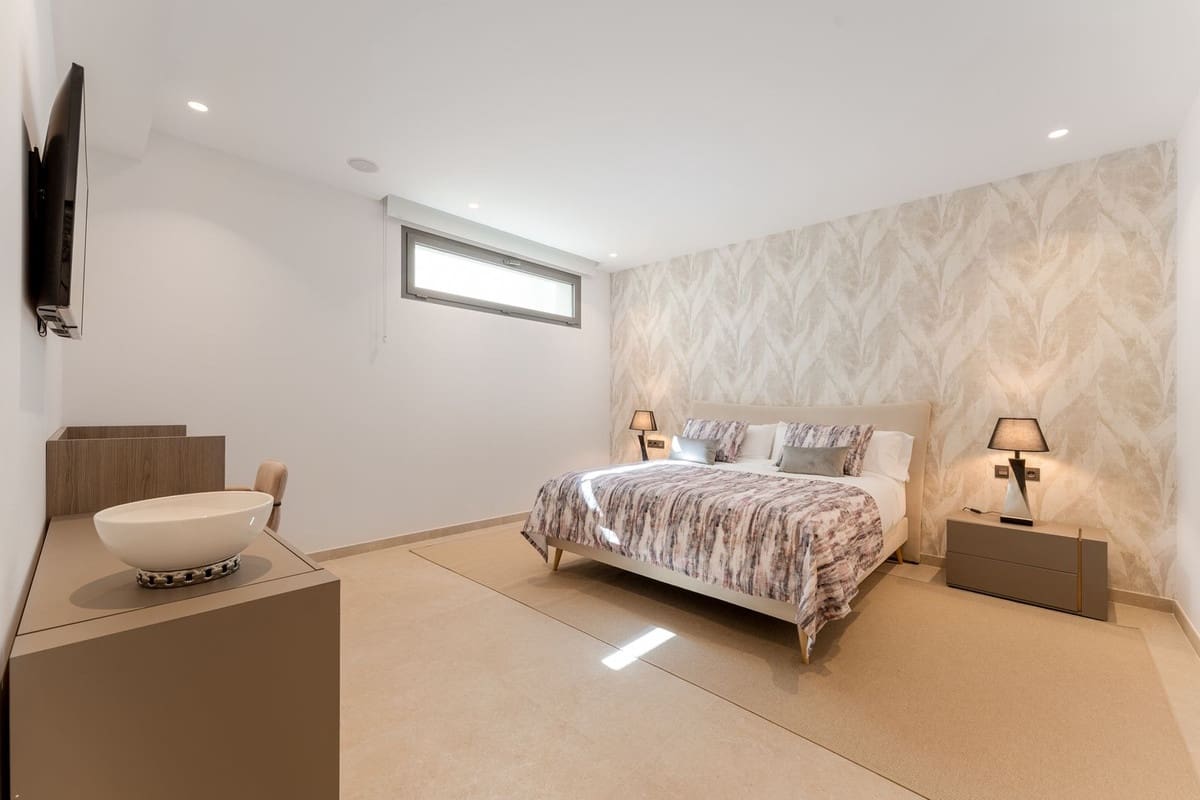 5 bedroom Villa for sale in Marbella with pool garage - € 4,950,000 (Ref: 9374214)