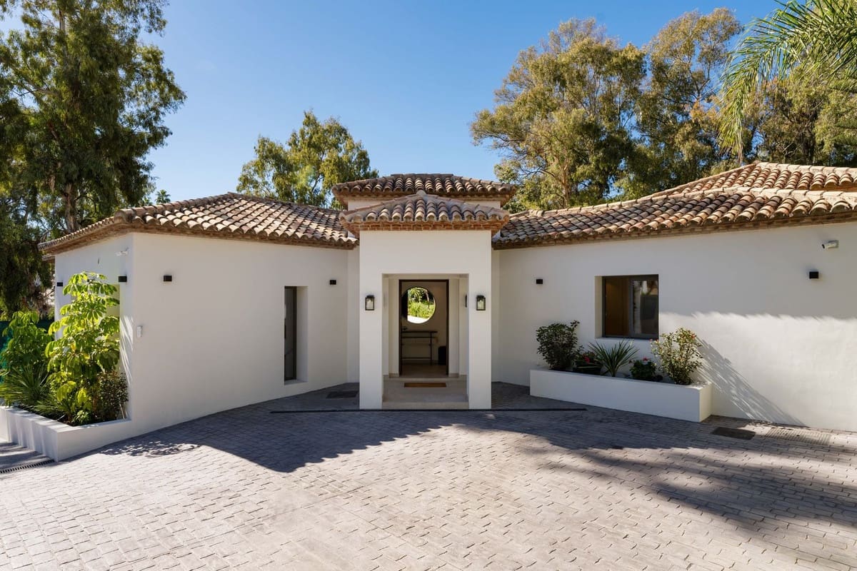 5 bedroom Villa for sale in Marbella with pool garage - € 4,950,000 (Ref: 9374214)