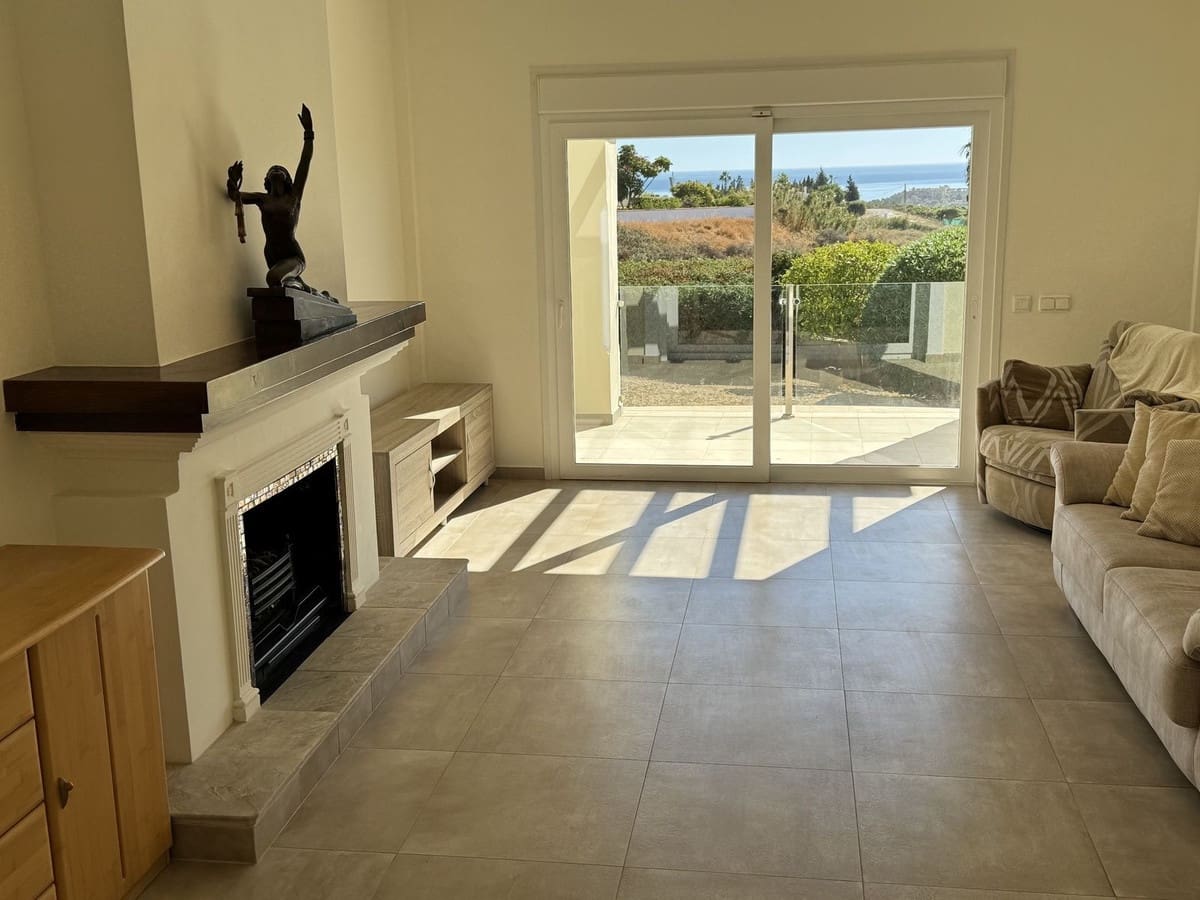 5 bedroom Villa for sale in Estepona with pool garage - € 1,495,000 (Ref: 9378321)