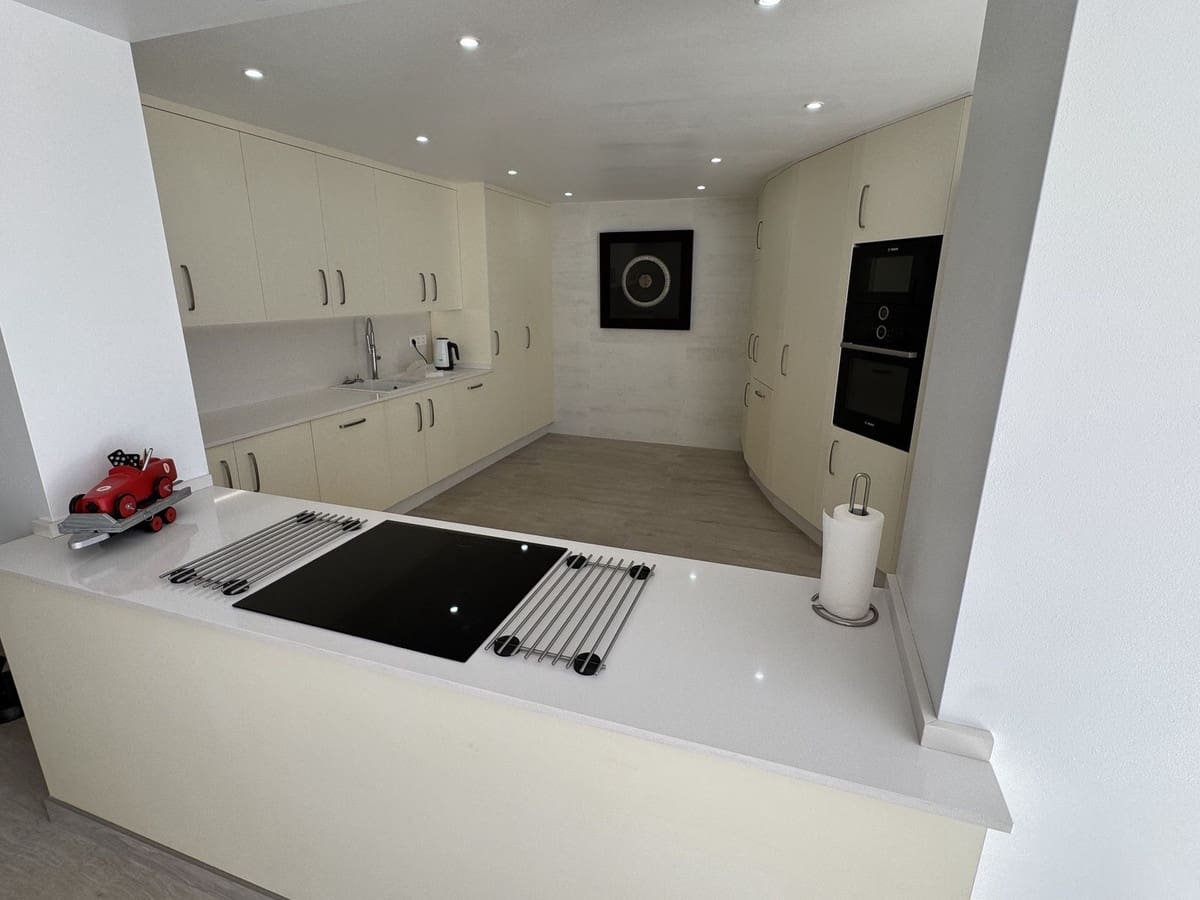 5 slaapkamer Villa te koop in Estepona met zwembad garage - € 1.495.000 (Ref: 9378321)