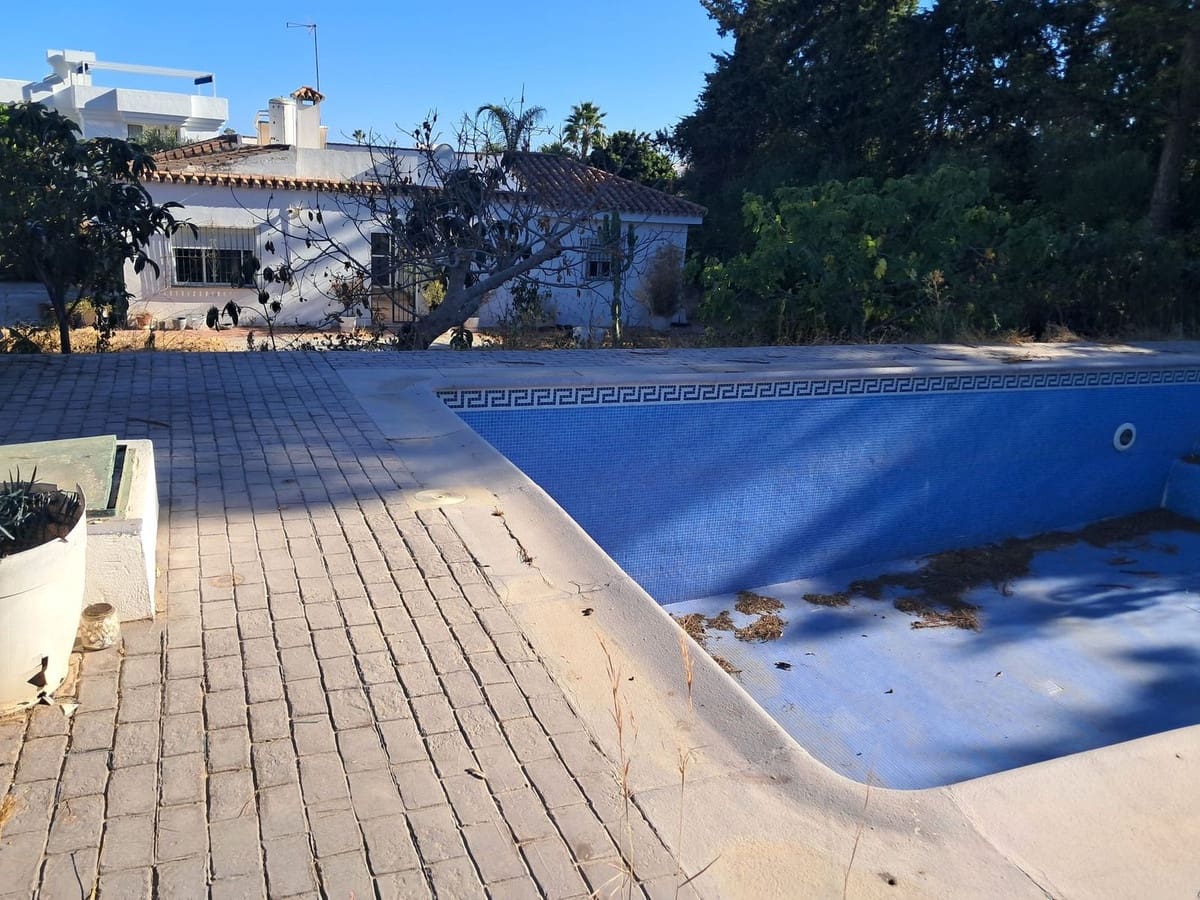 5 bedroom Villa for sale in El Paraiso with pool - € 1,150,000 (Ref: 9378322)