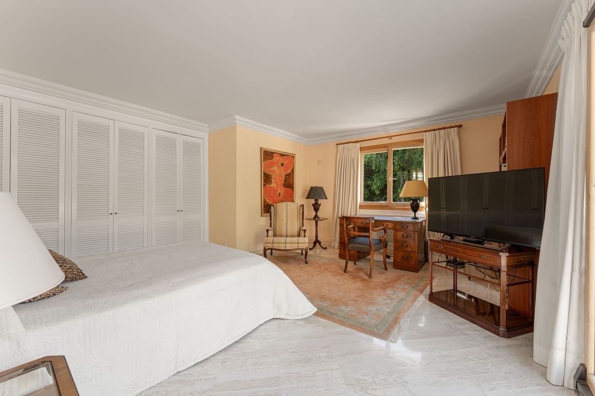 5 bedroom Villa for sale in Marbella with pool garage - € 3,495,000 (Ref: 9380105)